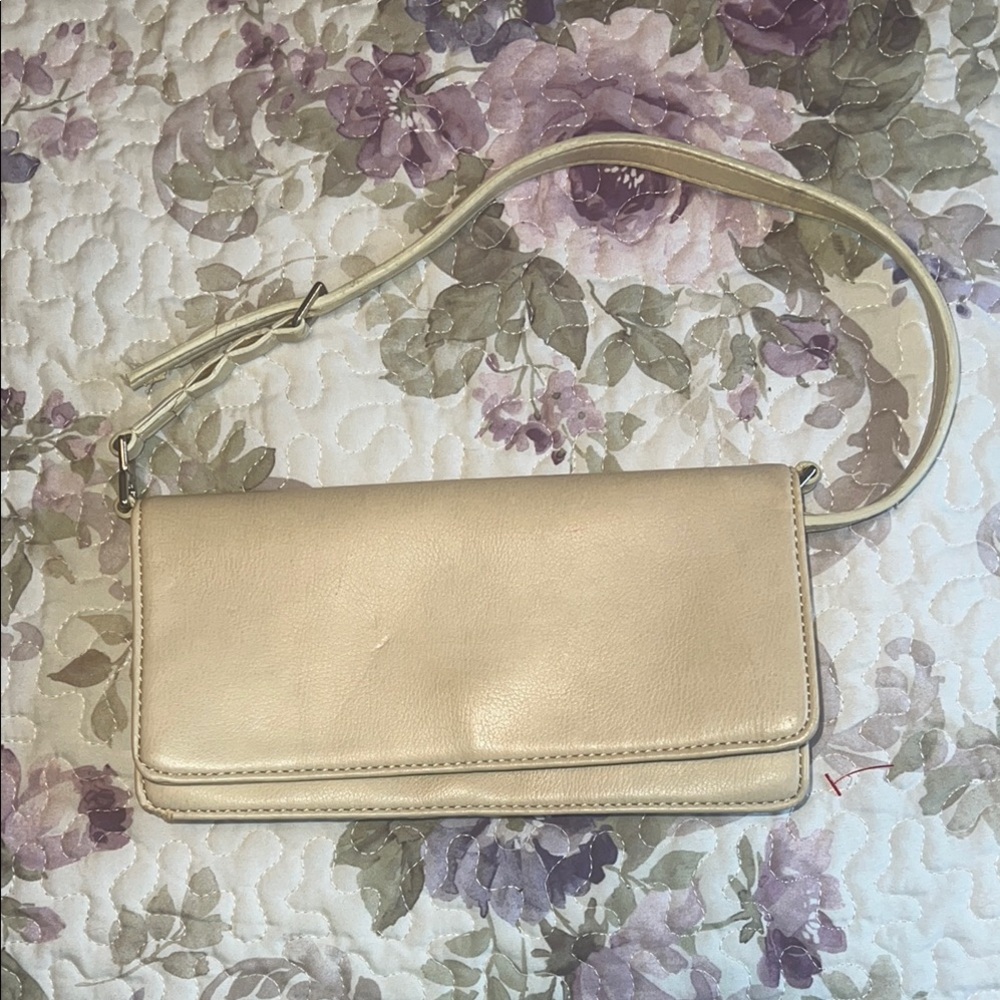Liz Claiborne Cream Clutch with Wristlet